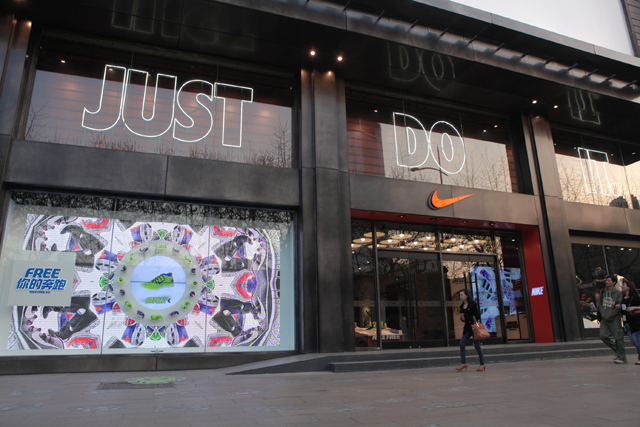 Nike淮海路旗舰店外观 — 互动橱窗