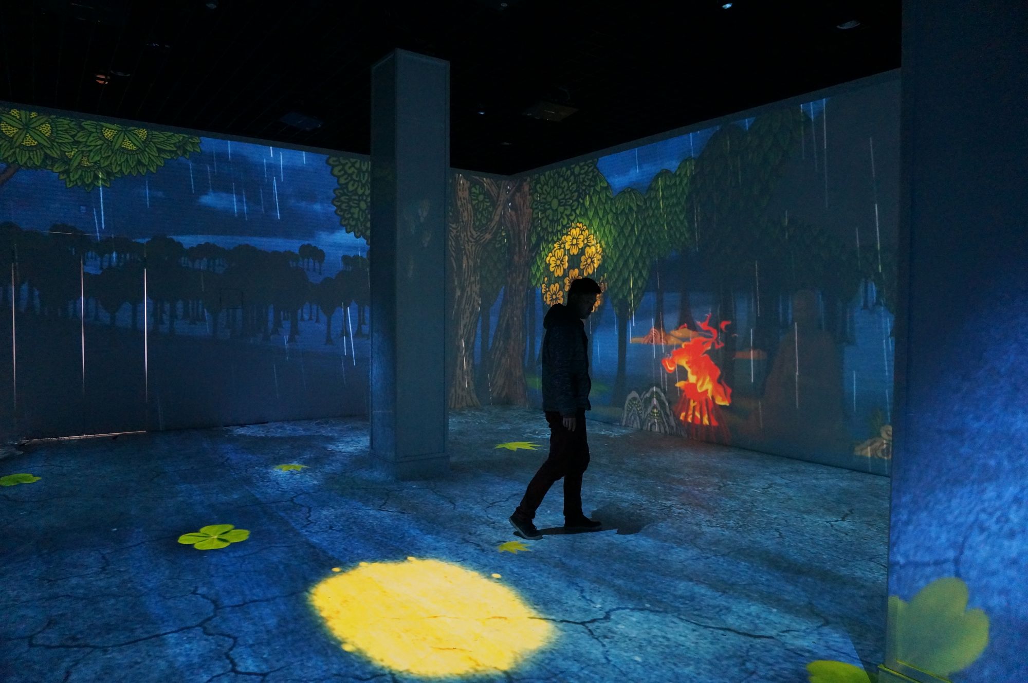 Buddha Space — 森林雨夜，莲花浮于地面