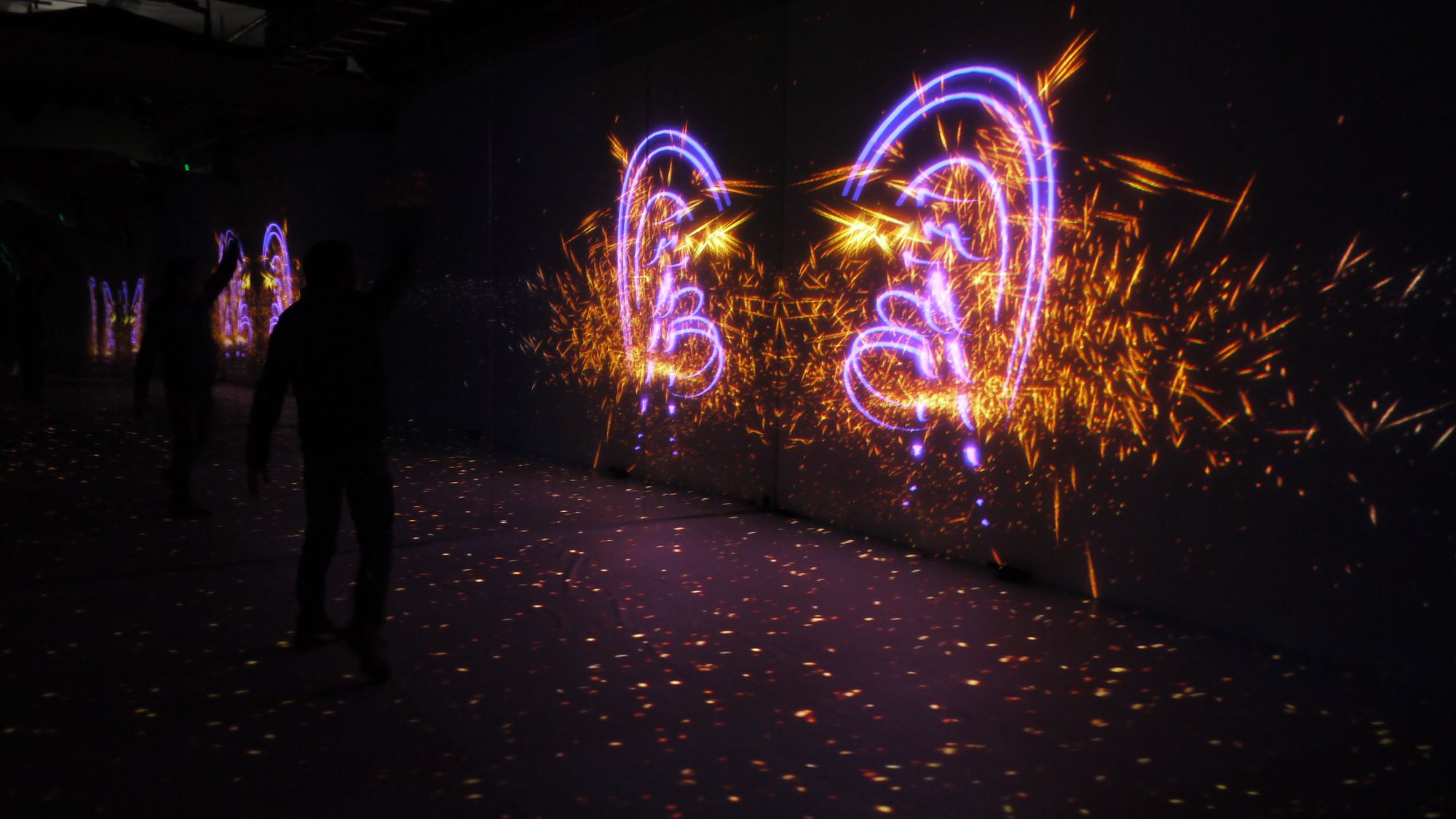 能量风暴 — 火花与光迹