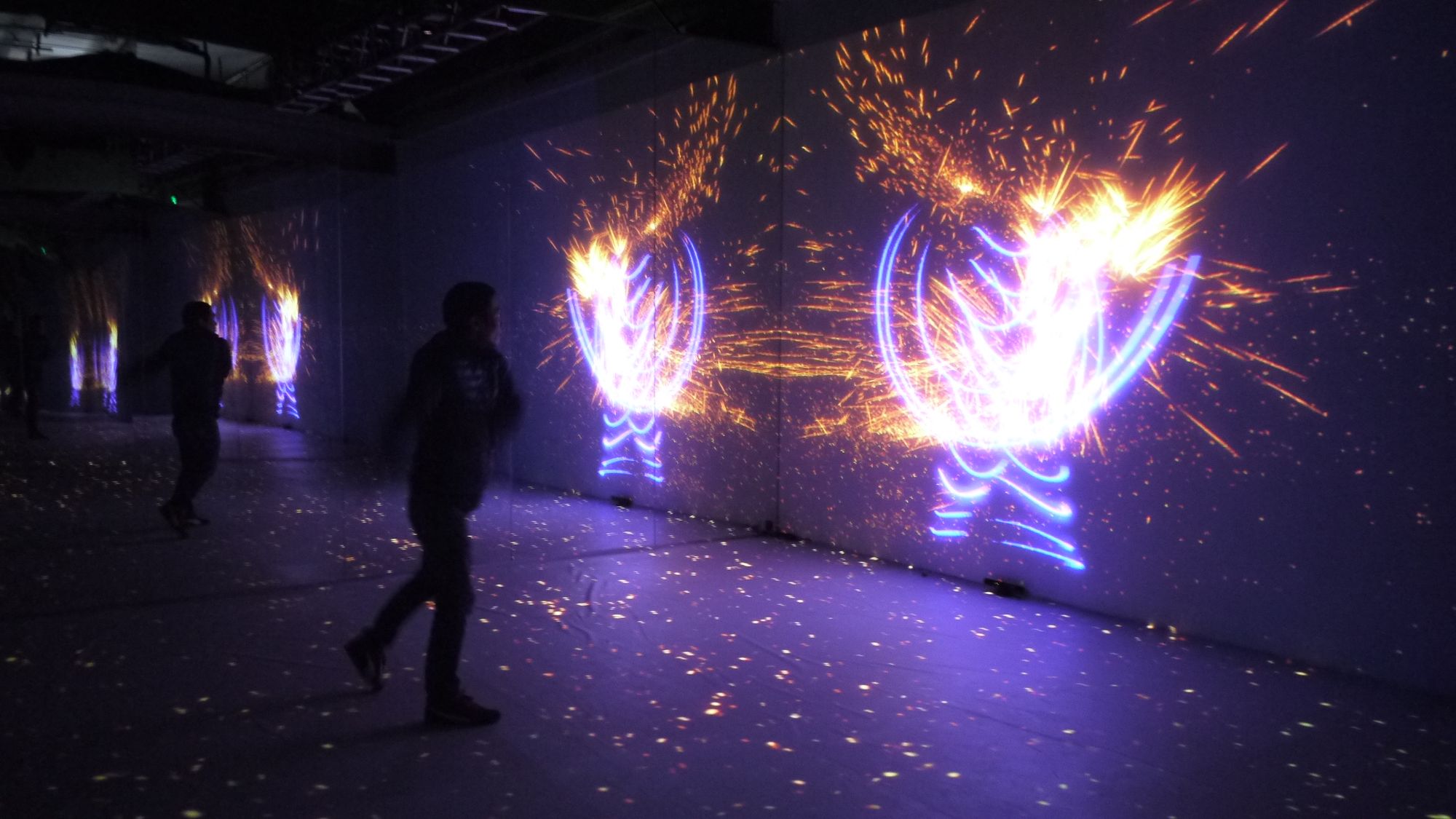 镜面空间中的粒子交互