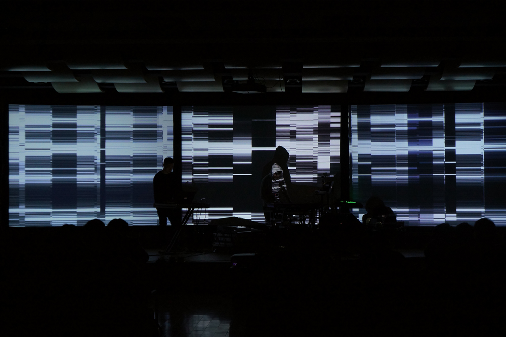 InterSpace — 水平条纹结构