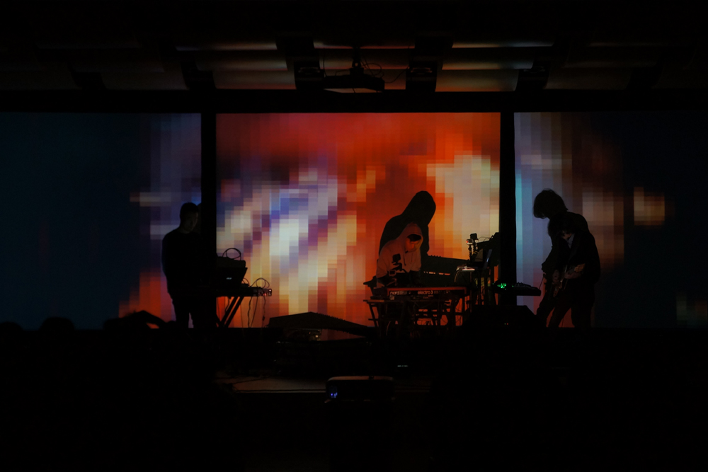 InterSpace — 像素化暖色调