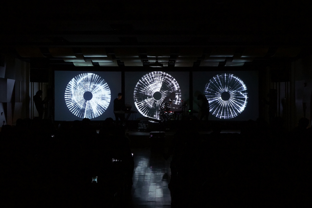 InterSpace — 三屏辐射圆环