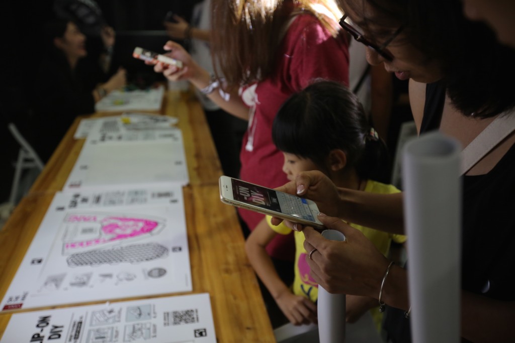 参与者用手机扫描图案