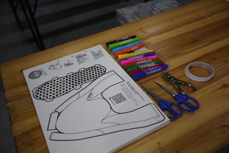 鞋形纸模板与彩色马克笔