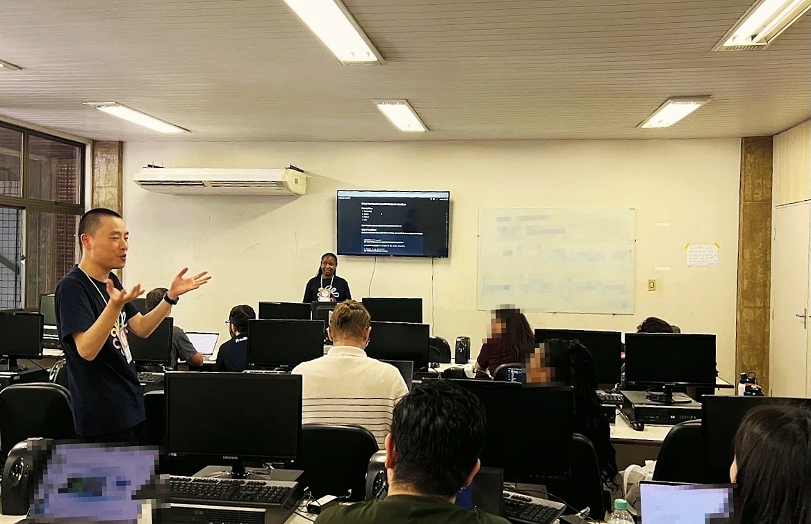 FOSS4G 2024 贝伦大会的工作坊现场（讲解中）
